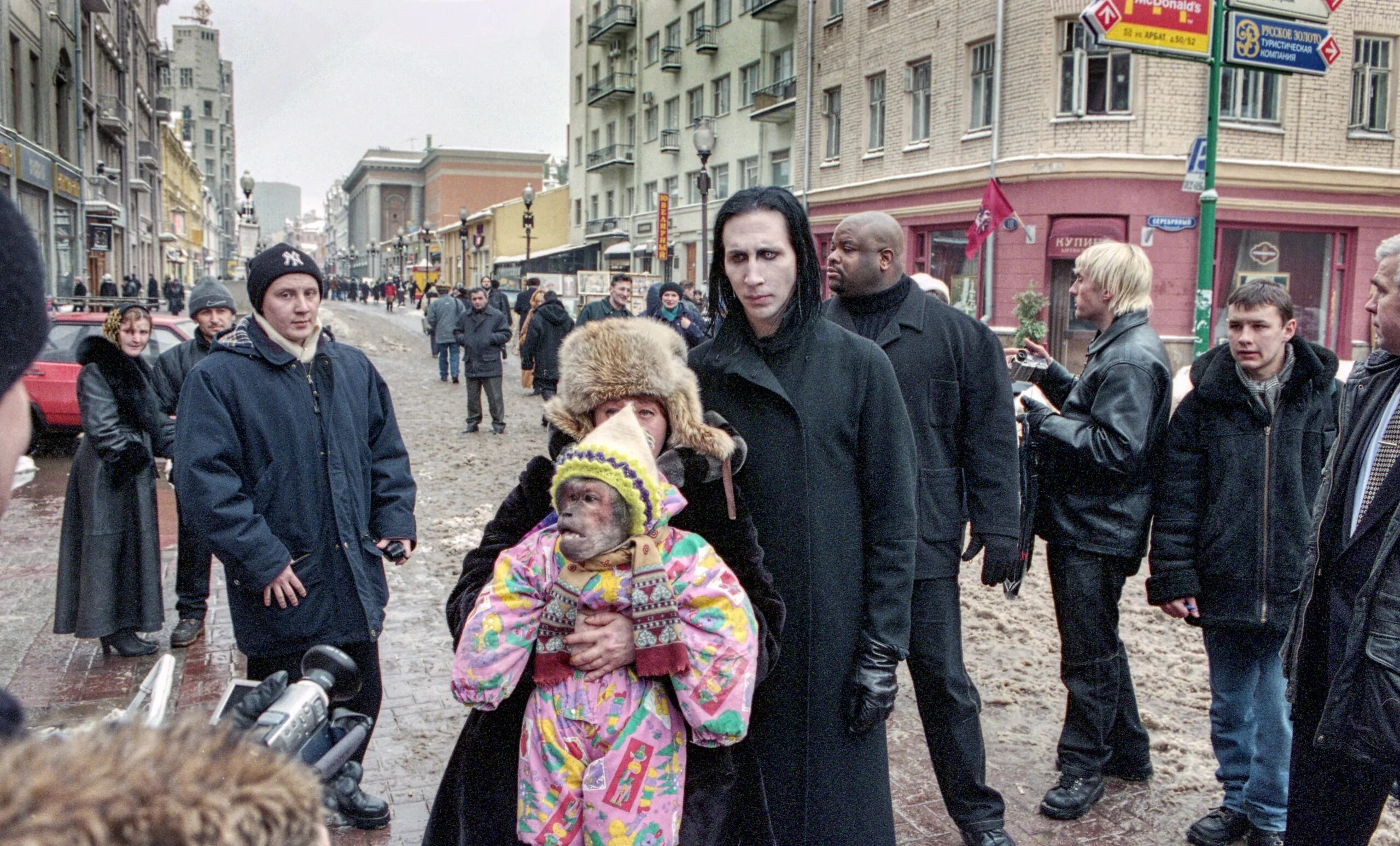 В москве проживает человек. Мэрилин мэнсон в Москве 2001. Marilyn Manson в России 2001. Москва 2001. Marilyn Manson в Москве.