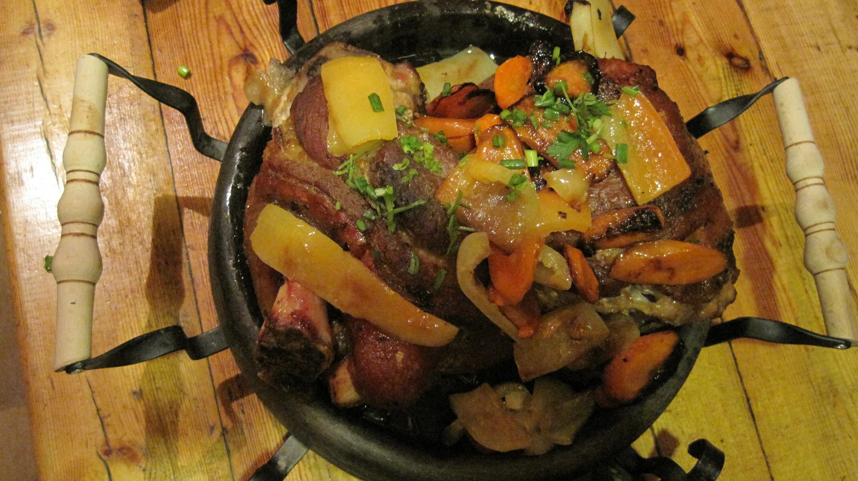 Печка для шашлыка. Блюдо печь. Блюдо печь. Еда в чугунке. Чугунок.