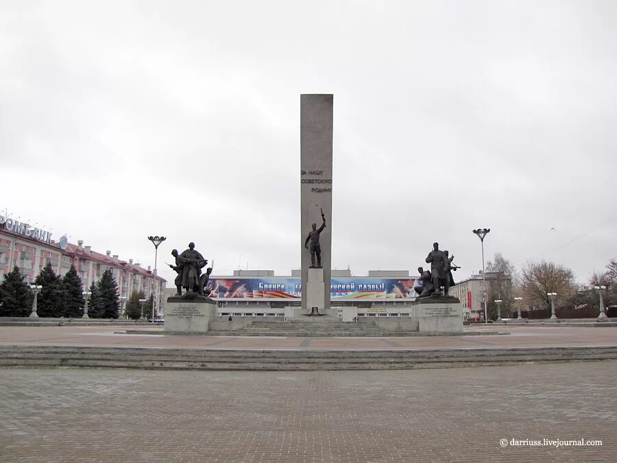 Памятник освободителям брянска брянск. Город Брянск площадь Партизан. Монумент на площади Партизан в Брянске. Вечный огонь Брянск площадь Партизан. Площадь Партизан 17 сентября Брянск.