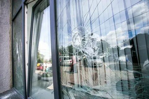 Он надышал на стекла в доме