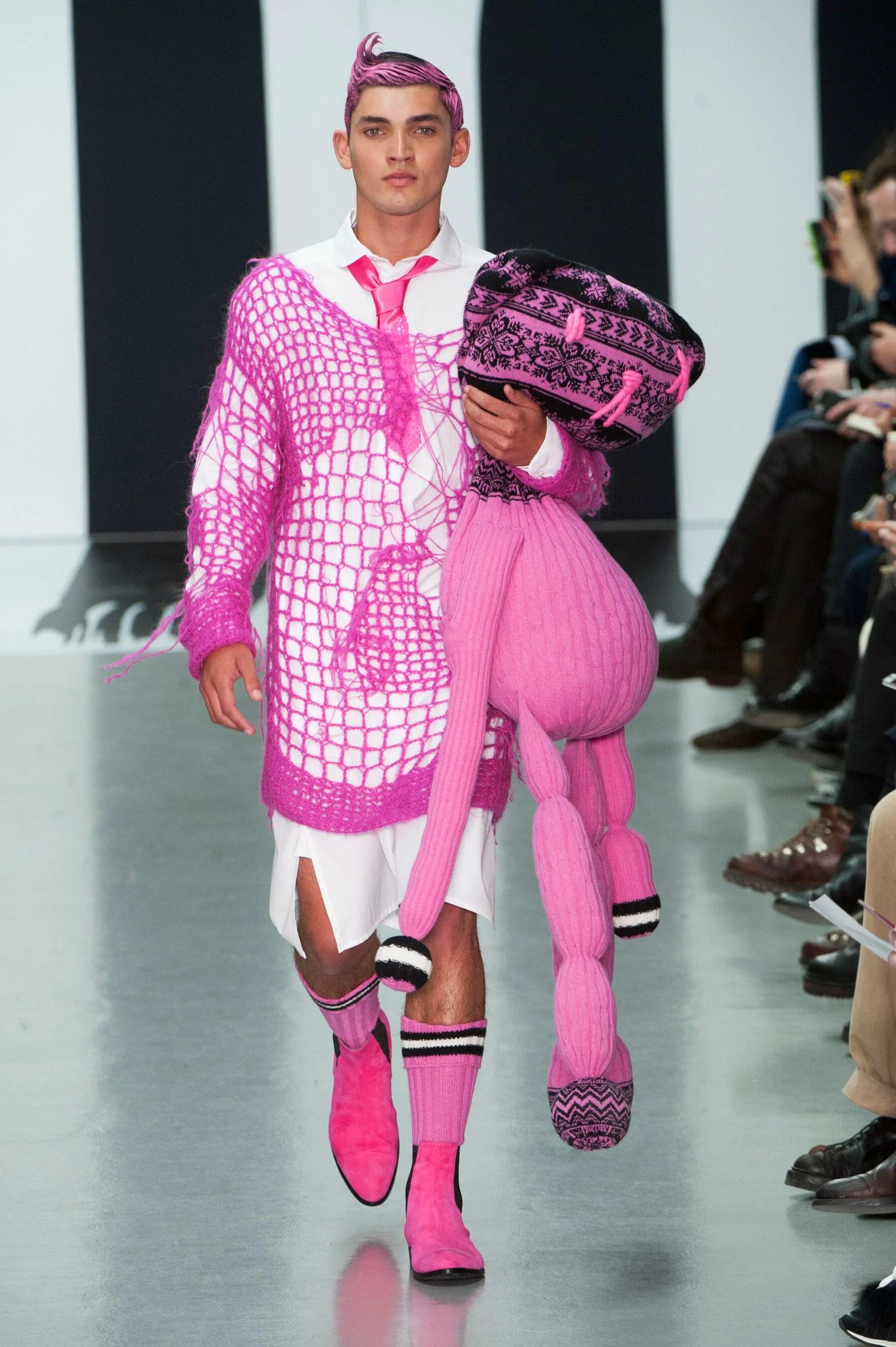 Нелепый. Несуразный наряд. Нелепый. Смешная одежда для мужчин. Странная мода.