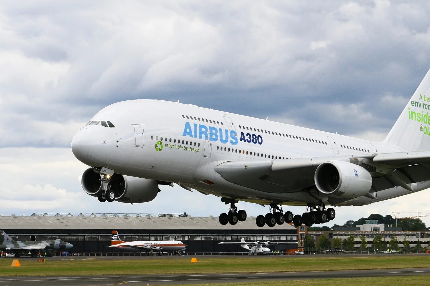 Самые большие пассажирские. Airbus a380. Боинг 777 Дримлайнер. Боинг большой самолёт Аэробус. Двухэтажный Аэробус 380.