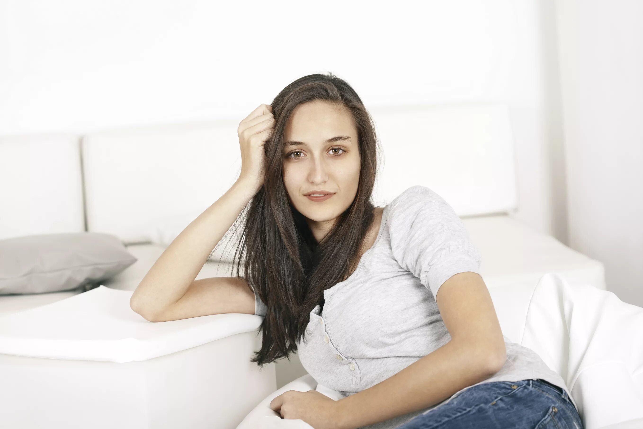 Single girl. Одна женщина. Single woman. Istockphoto-1189916545.