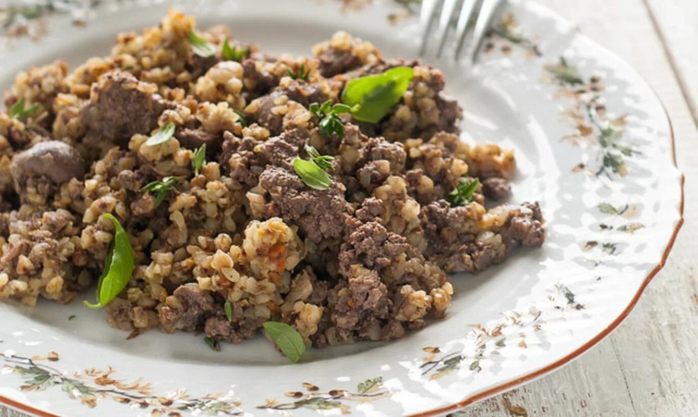 Печень с гречкой. Гречка с куриной печенью. Гречка с печенкой. Печень тушеная с гречкой. Гречка с печенью говяжьей.