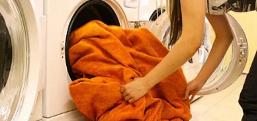 Стираем одеяло в стиральной машине автомат. Плед в стиральной машине. Одеяло в стиральной машине. Стирка пледа в стиральной машине. Стирка пледа в прачечной.
