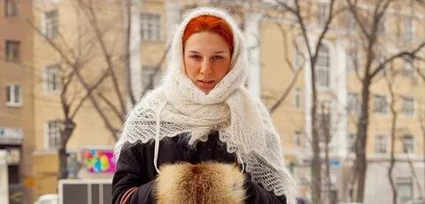 Как носить пуховый платок