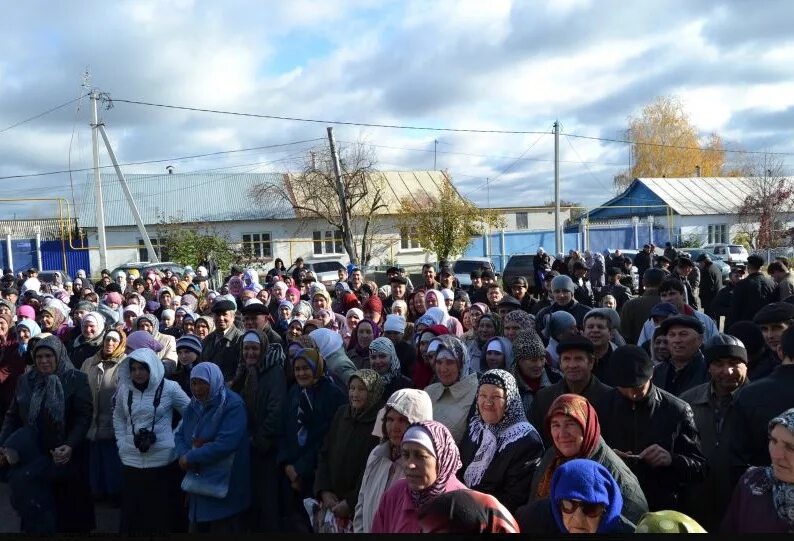 Самое большое татарское. Мечеть Анас ибн Малик средняя Елюзань. Средняя Елюзань кладбище. Самое большое татарское село. Средняя Елюзань поминки.