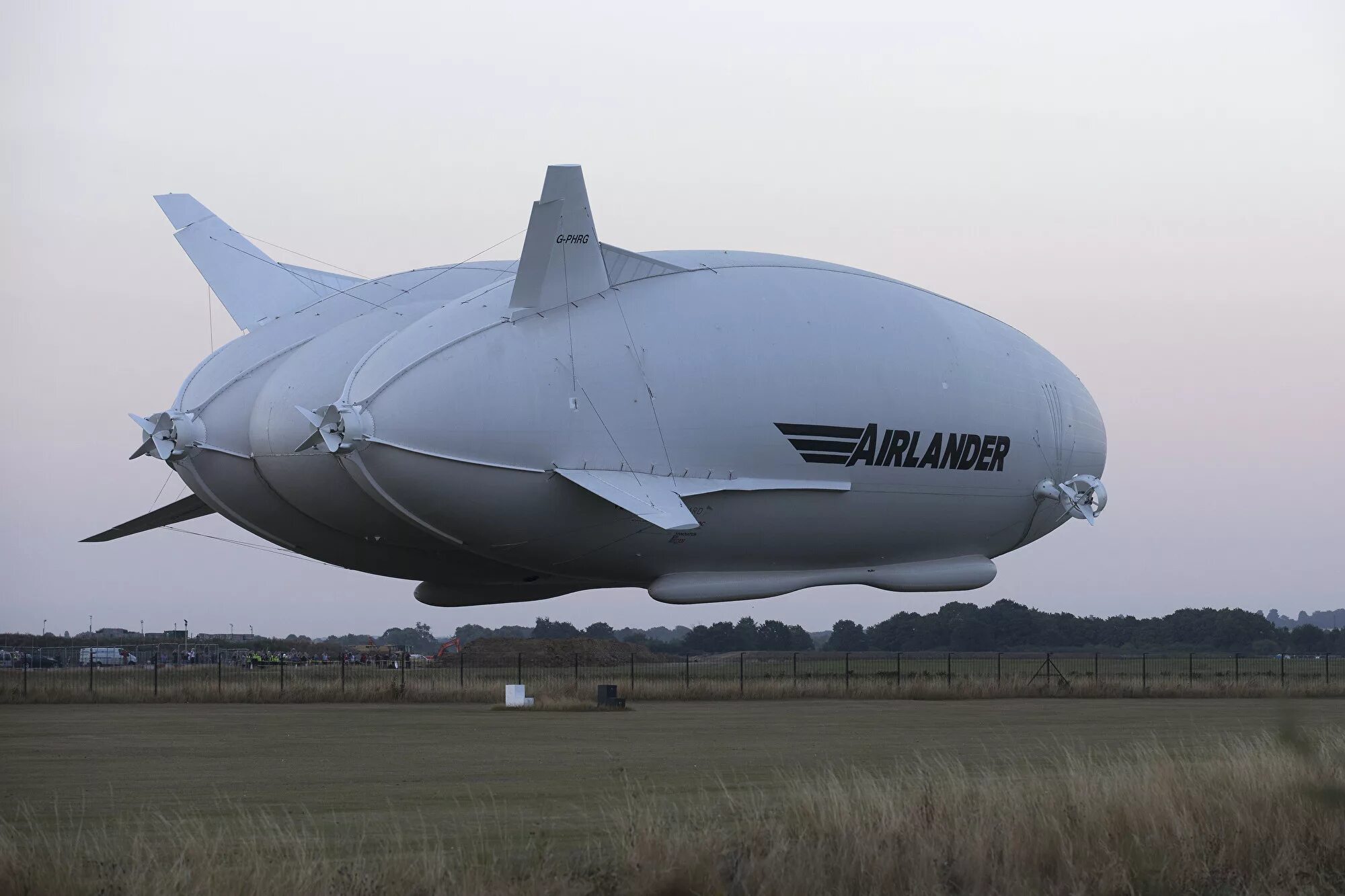 Самый большой самолет в мире. Дирижабль Airlander 10. Airlander 10 — гибридный дирижабль. Дирижабль Airlander 10 внутри. Дирижабль hav 304.