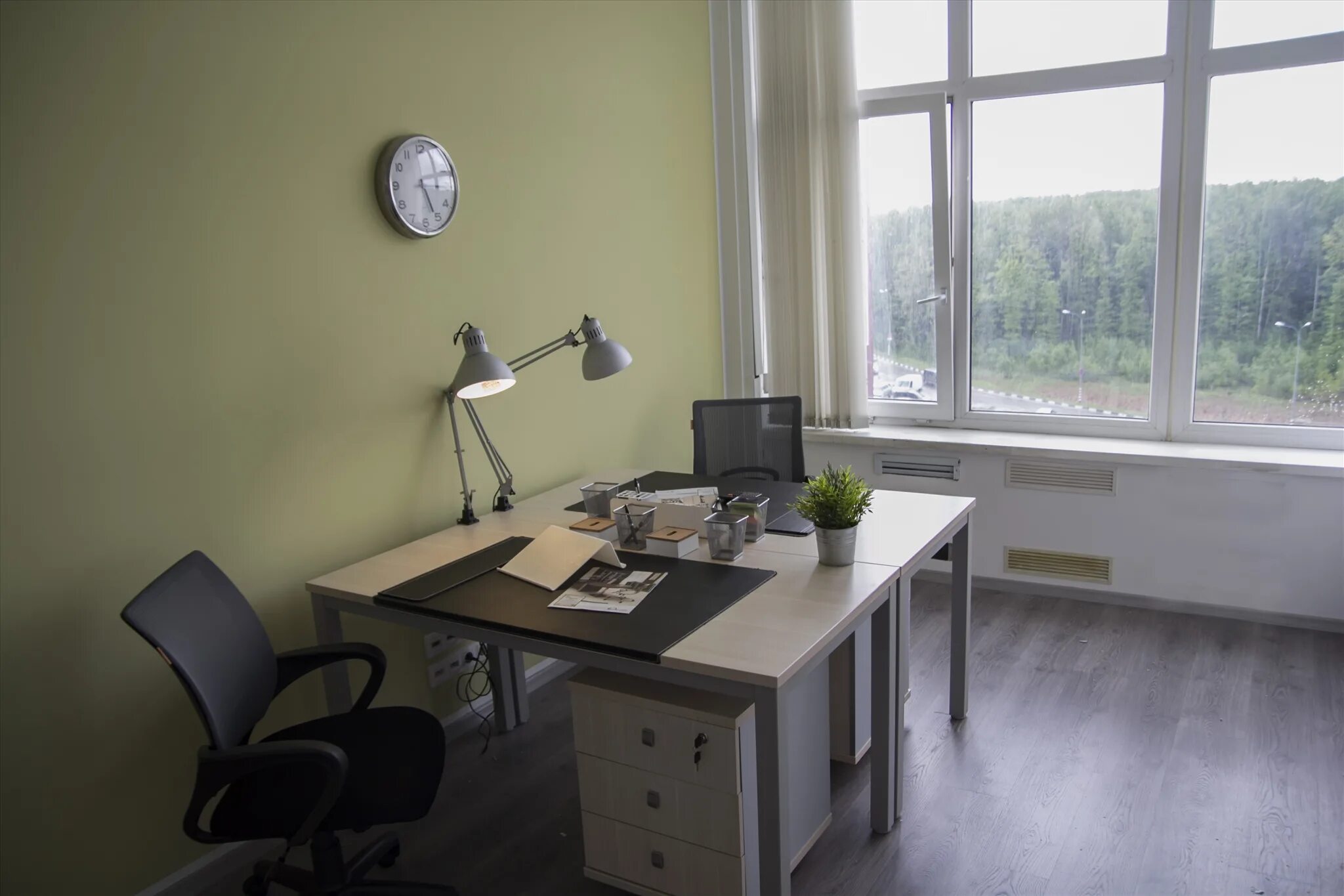 арендую рабочее место. новый офис. планировка маленького офиса. коворкинг берлин юшуньская. аренда рабочего места в москве indeed.