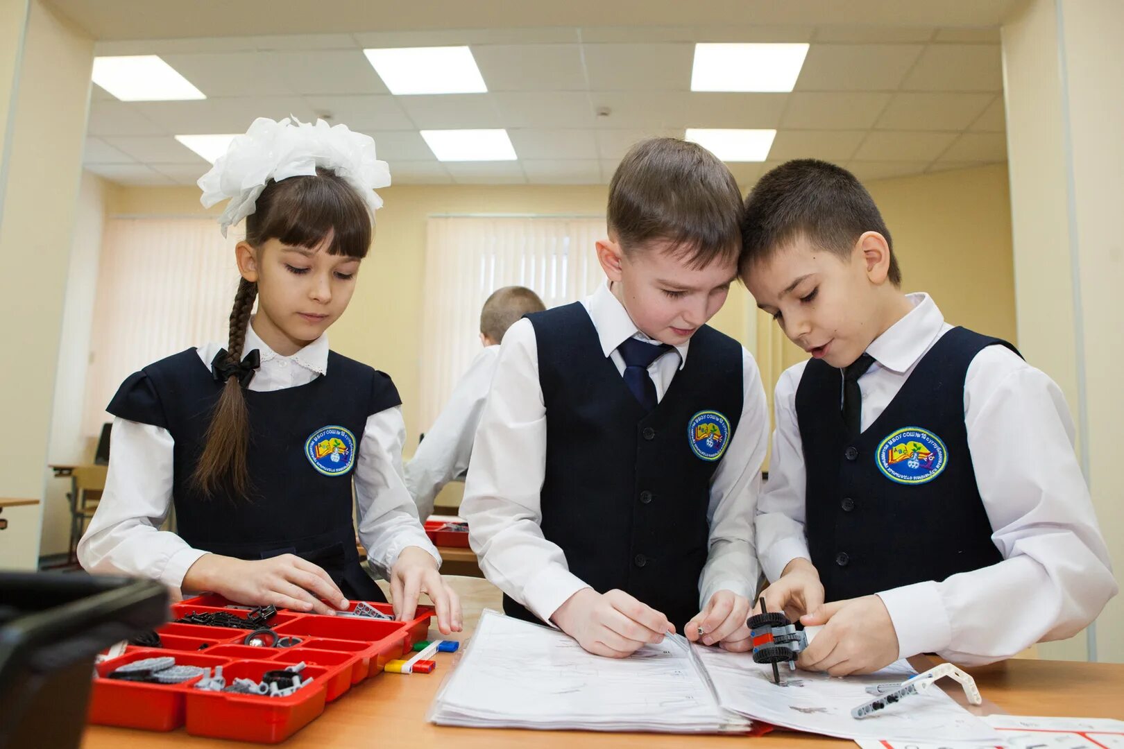 School 5 класс. 10 Школа Сургут. МБОУ СОШ номер 10 Сургут. Отличительный знак школьника. МБОУ СОШ Сургут.