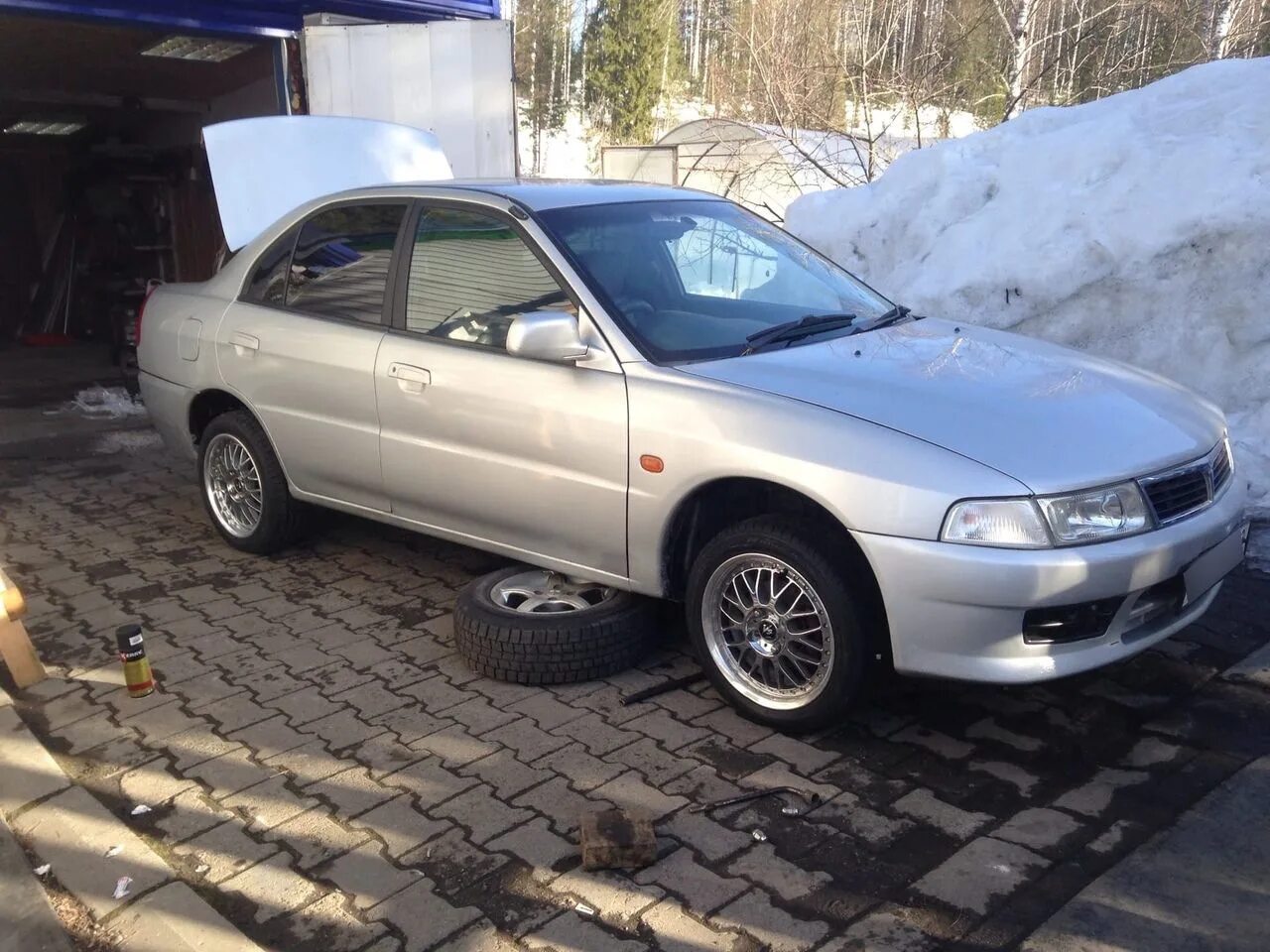 Митсубиси лансер 1997. Mitsubishi lancer 1997 года. mitsubishi lancer 1997–2003 г.в белый фон. подкрадули 1992.
