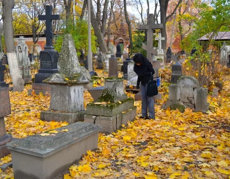 Можно на кладбище на страстной неделе. Древнерусское кладбище. Посещение кладбища в древней Руси. Woman кладбище. Женщина кладбище вдова.