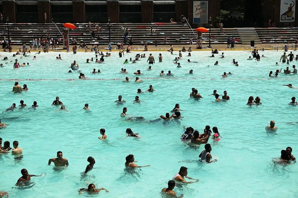 Плавательный бассейн толпа народа. Pool with people. People in Pool. People at the swimming Pool. Сколько можно купаться в бассейне