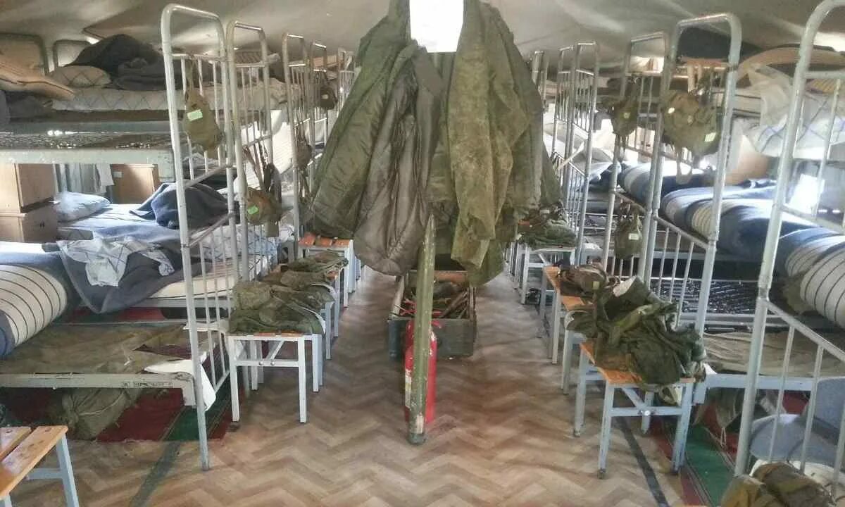 казарма условие. казарма российской армии. размещение и быт военнослужащих. размещение военнослужащих. порядок размещения военнослужащих в подразделении.