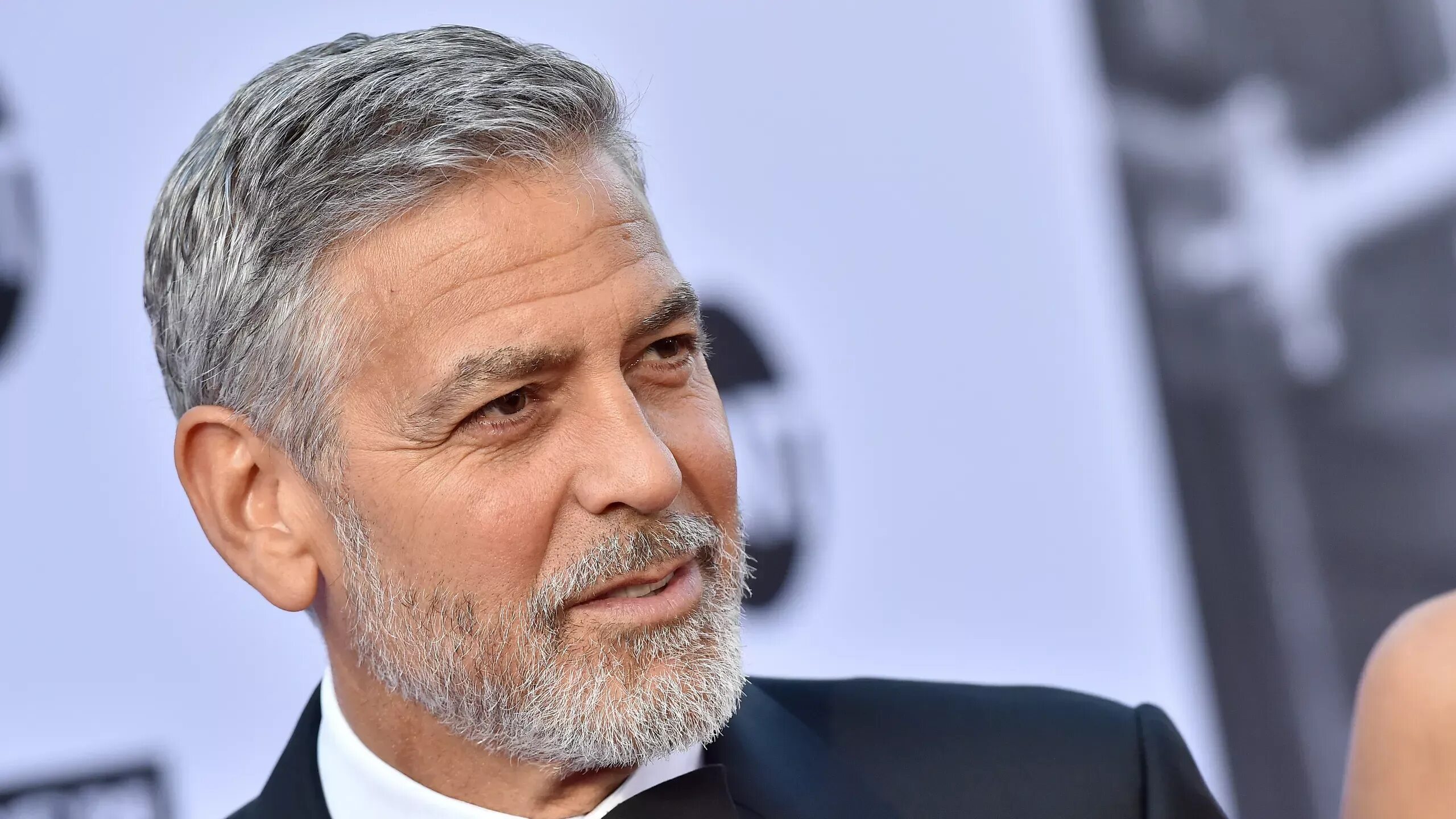 Чуть седой. Джордж Клуни. Джордж Клуни 2021. Джордж Клуни сейчас 2022. Джордж Клуни 2020.