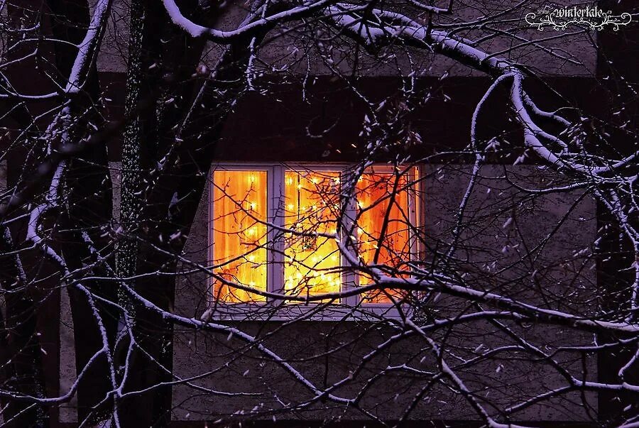 Город где ждут. Свет в окне. Светящиеся окна. Дом с горящими окнами. Окно зима.