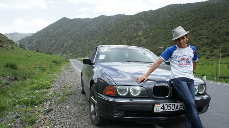 Не ездят с таджиками. Таджикские автомобили. Таджик в машине. Таджикские Тачки. БМВ Таджикистан.