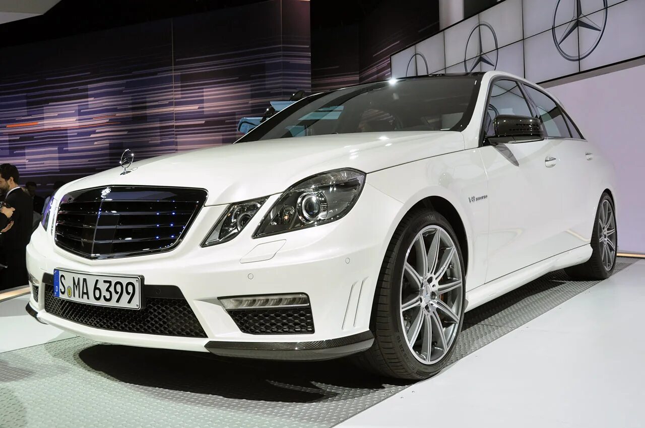 Сколько лошадиных в мерседесе. Mercedes Benz e63 AMG 2011. Мерседес е63 АМГ 2012. Mercedes e class 2012 AMG. Мерседес е 2011 АМГ.