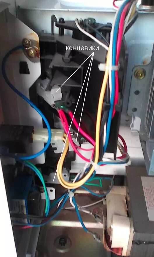 Микроволновая печь sanyo предохранитель. Сгорает предохранитель при открытии дверцы. Сгорает предохранитель при открытии дверцы. Сгоревший предохранитель в микроволновке. Свч печь самсунг горит предохранитель.