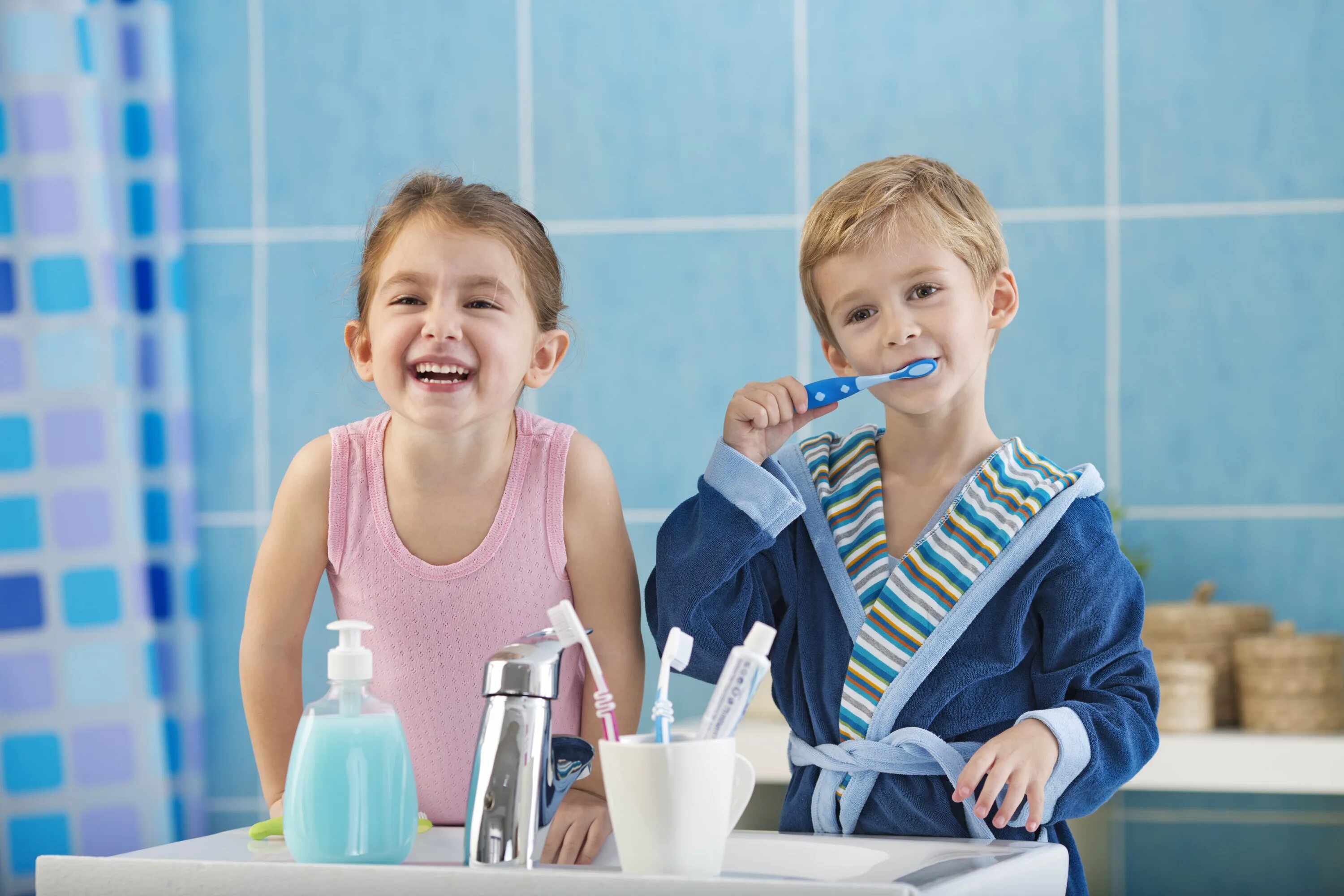 Пора умываться. Ребенок умывается. Чистим зубы!. Ребенок чистит зубы. Умывание ребенка.