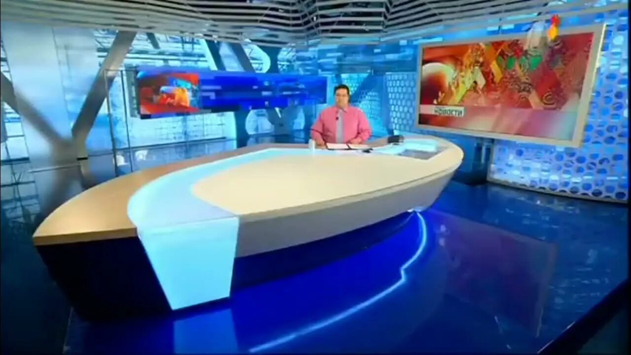 Первый канал техника. Заставка новостей первого канала. Первый канал студия. Часы первого канала 2011.