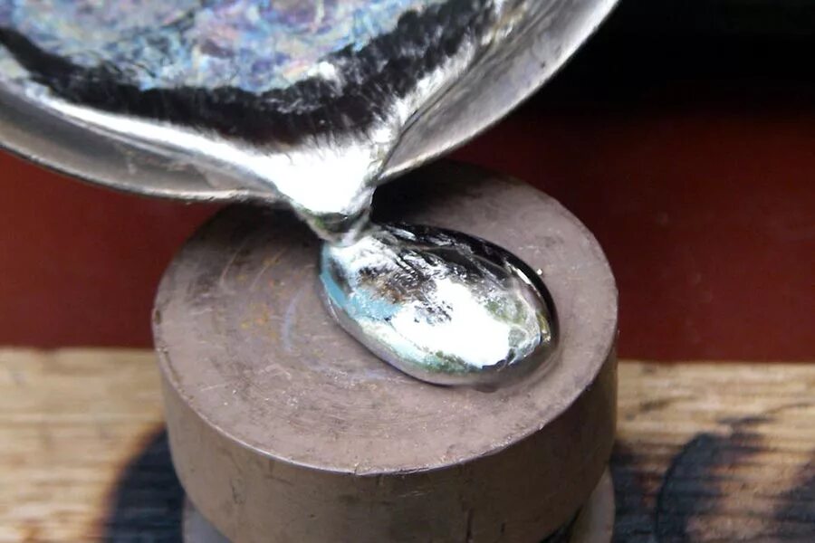 Наибольшее производство рафинированного олова. Расплавленное олово. Серебро в расплавленном виде. Жидкий свинец. Расплавленный свинец.