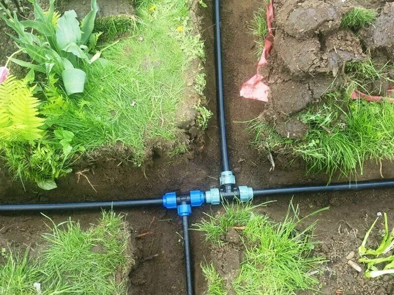 Автополив 2022. Водопровод на даче. Провести водопровод на участок. Капельный полив из трубы пнд 20 мм. Провести водопровод на участок.