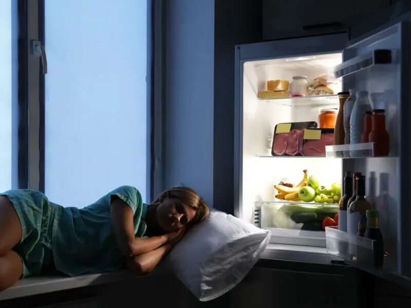 Спать на подоконнике. Открытый холодильник ночью. Спать на кухне. Песня ночью на кухне она скинет туфли