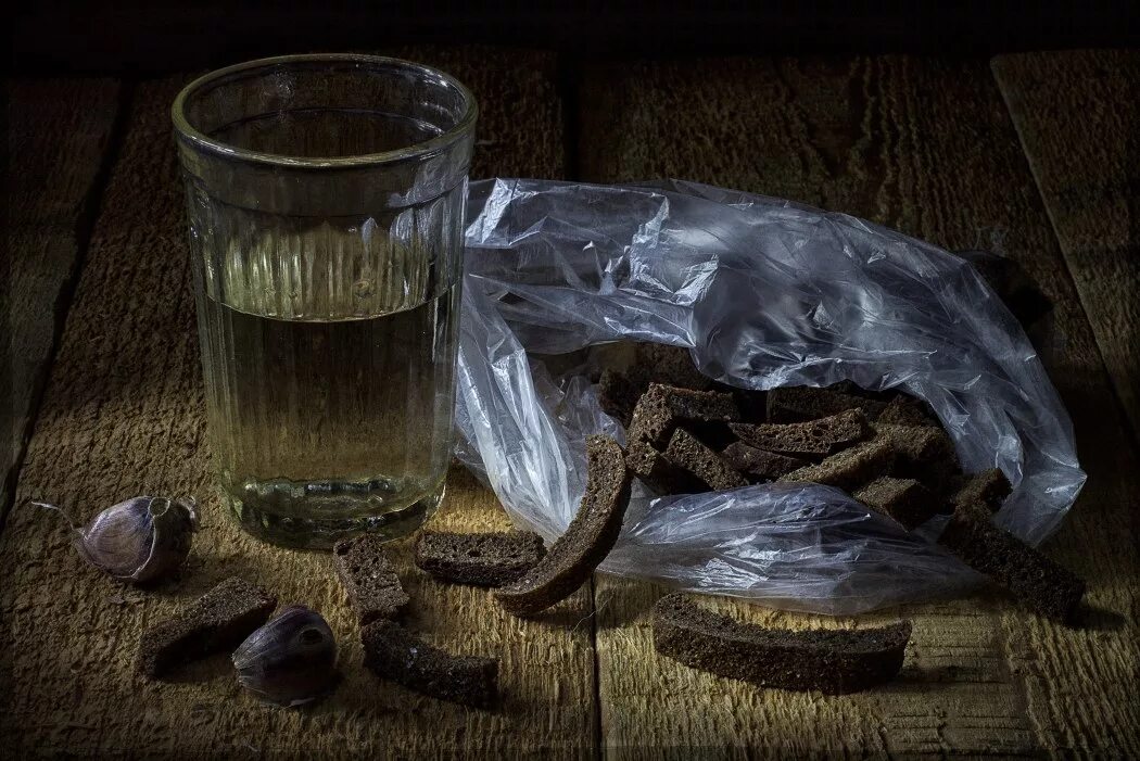 гренки к пиву. сухари вода. стакан воды и кусок хлеба. сухари вода. сухари к пиву.