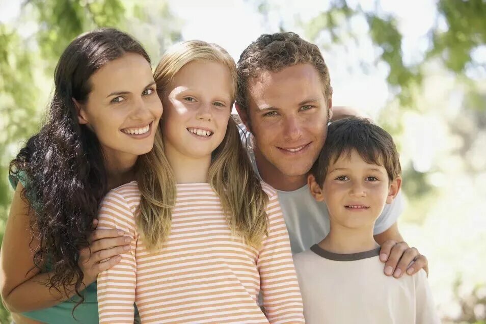 У жены две семьи. Фотография семьи. Ребенок в семье. Счастливые дети и родители. Семья со счастливым ребёнком.