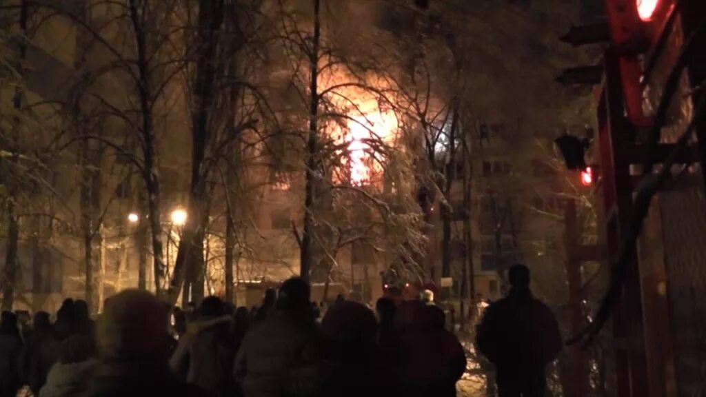 16 вечером 13. Пожар Космонавтов 16. Причина пожара на Космонавтов. Ул Космонавтов пожар п. игра.