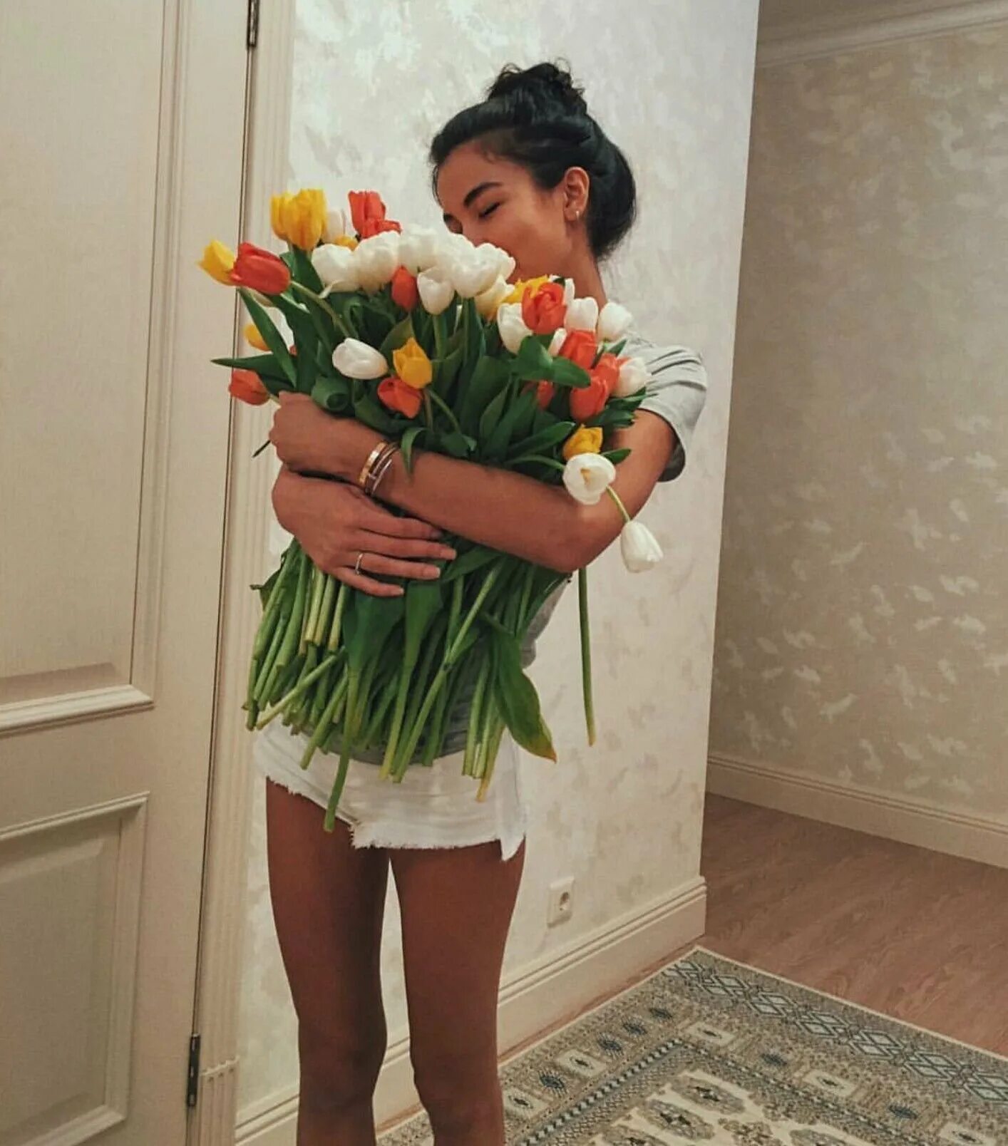 Фото с тюльпанами девушка дома