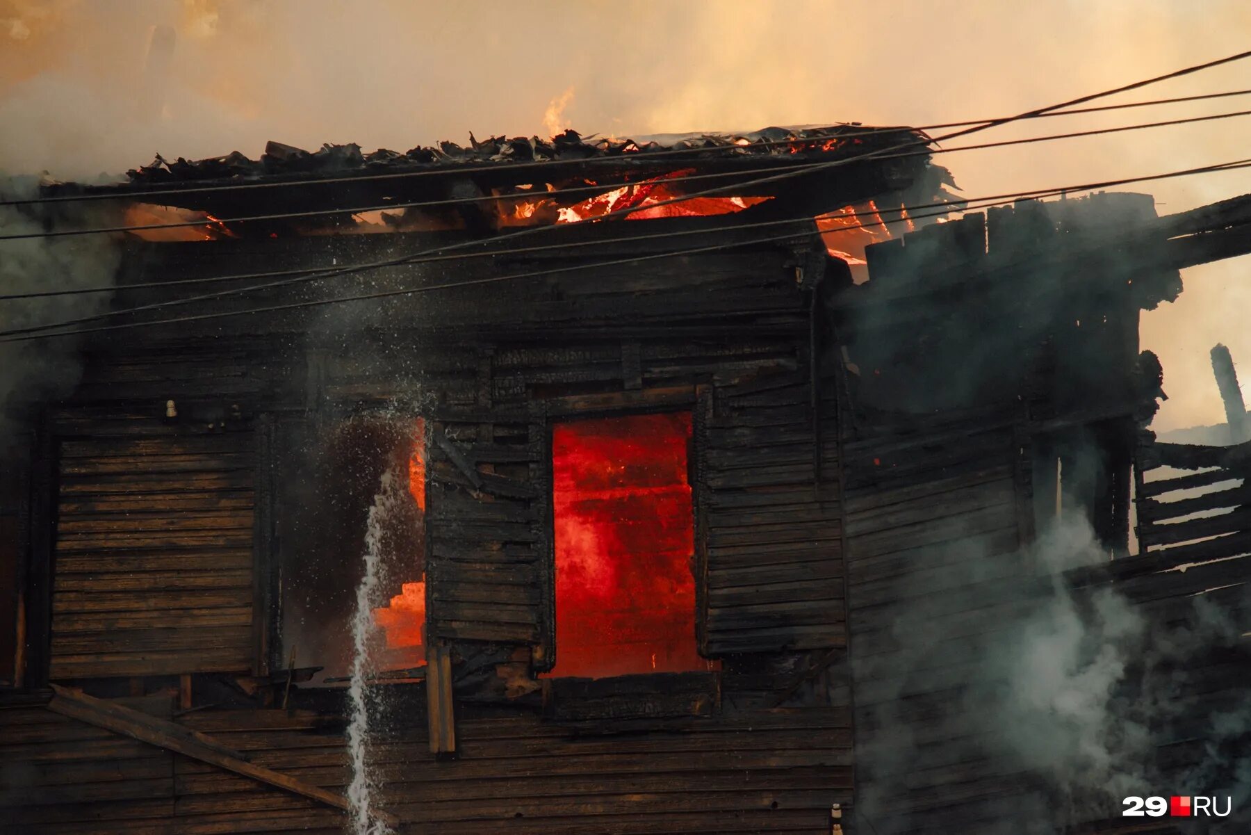 Горивать. Как сжечь дом. Сожгли детей в Кемерово. Игра про Джона которому подожгли дом. Сгоренные дома настоящий мультик.