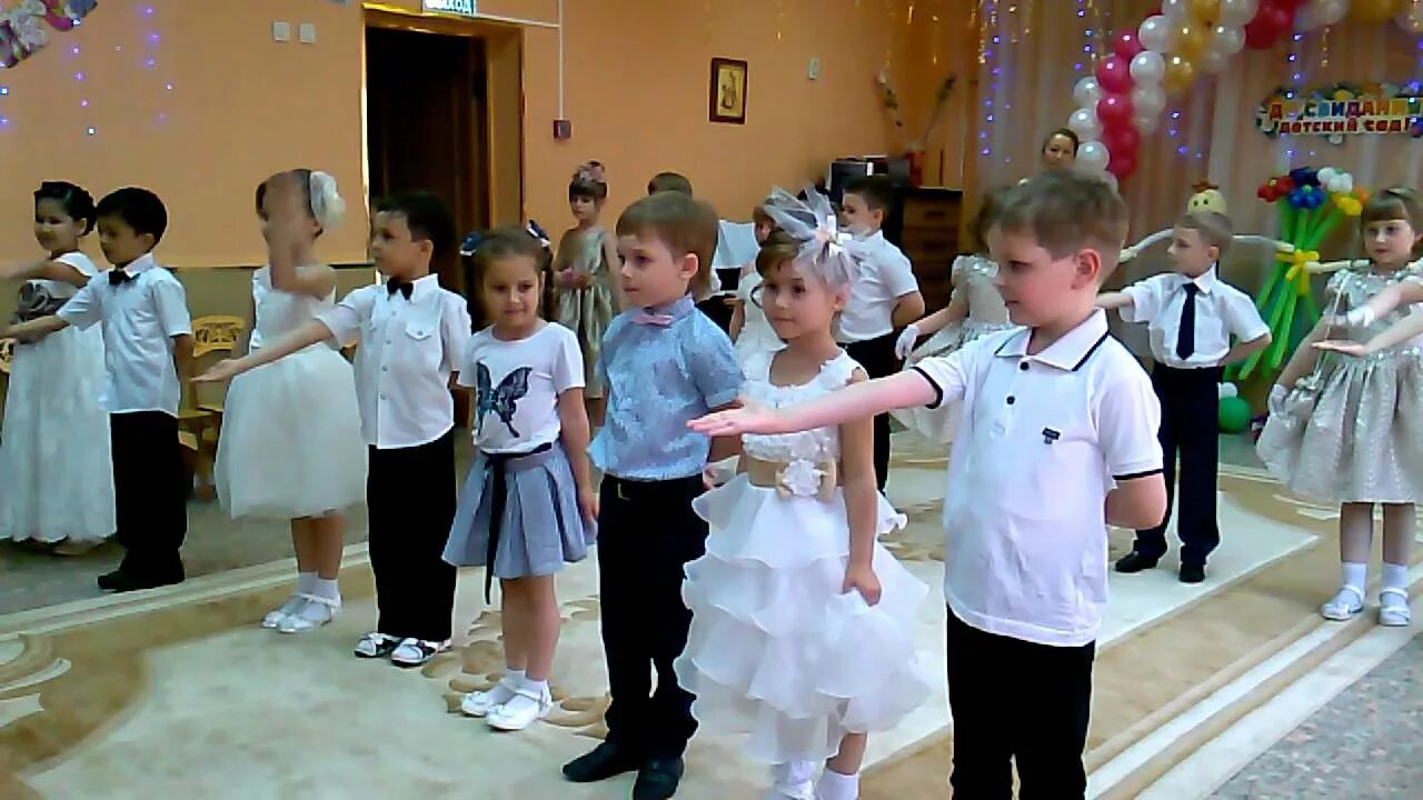 Видео детский вальс на выпускной. Вальс для детей в детском саду на выпускной. Вальс выпускной в садике. Шикарный вальс на выпускном в детском саду. Репетиция к выпускному в детском саду.