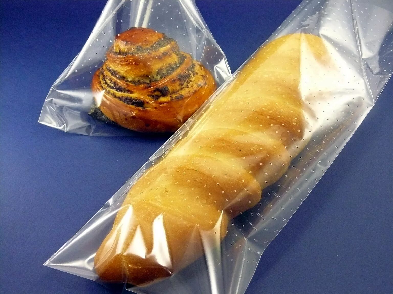Булочки в пакете. Хлеб в упаковке. Упаковка хлеба в термоусадочную пленку. Упаковка хлеба и хлебобулочных изделий. Пакет булочки