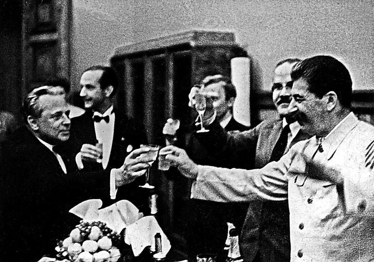 Сталин и Риббентроп шампанское. Пакт Молотов и Риббентроп. Пакт Риббентропа и Молотова Сталин банкет. Сталин в 1939 году