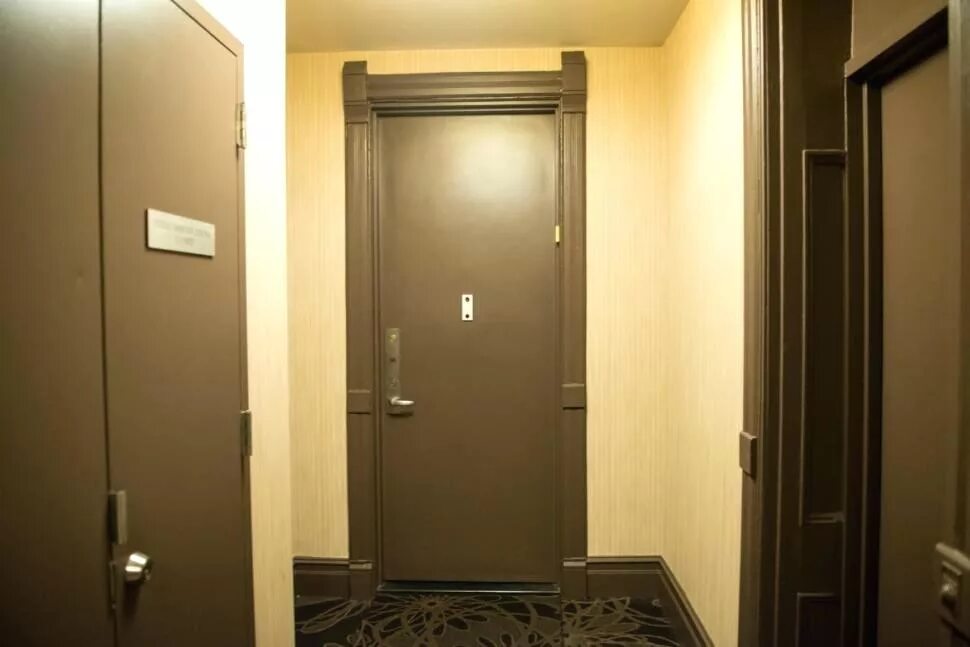 Вторая входная дверь в квартиру. Дверь в тамбур подъезда. Дверь в квартиру в подъезде. Отделка входного тамбура. Входная дверь в квартиру в подъезде.