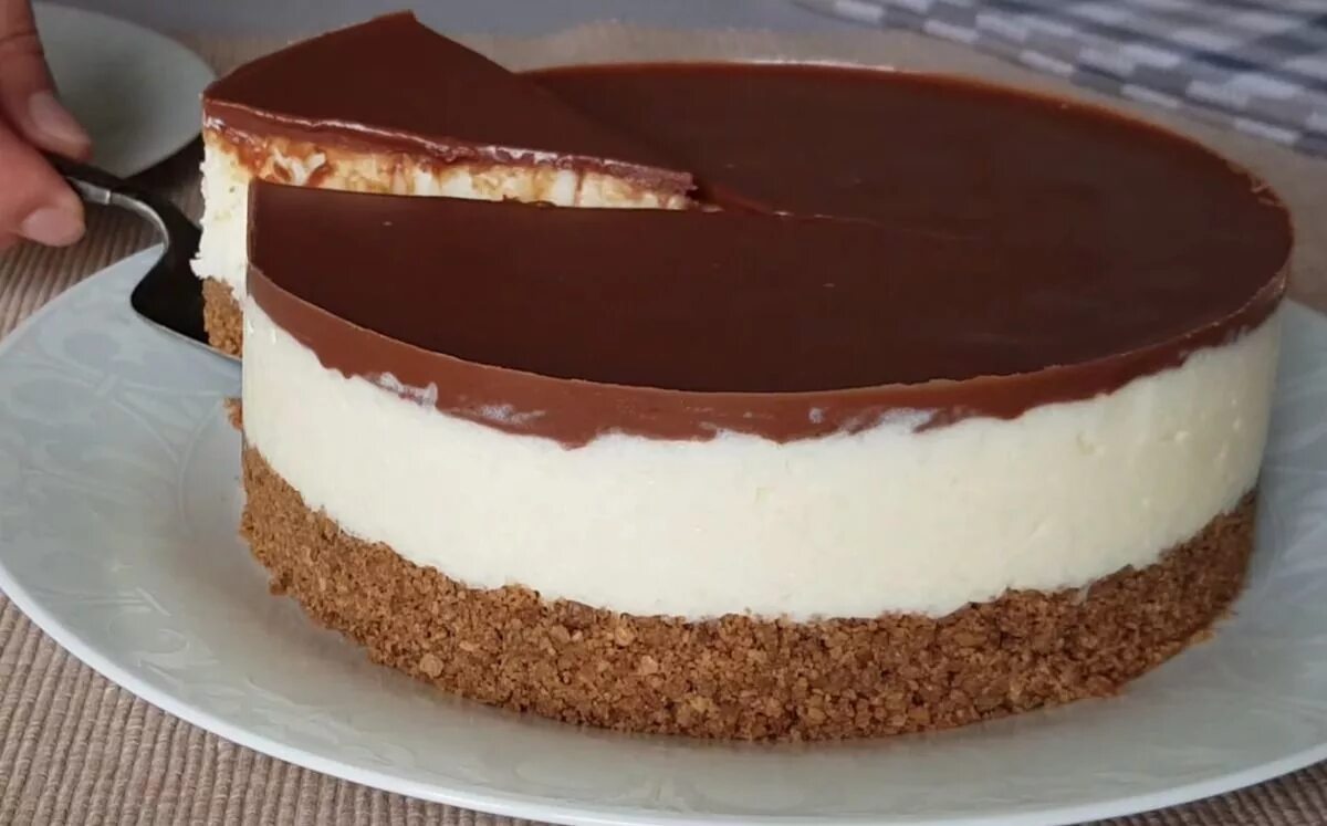 Торт тирамису клубничный. Кухня наизнанку торты. Бисквитный торт на сковороде. Торт без выпечки. Кухня наизнанку торты без выпечки.