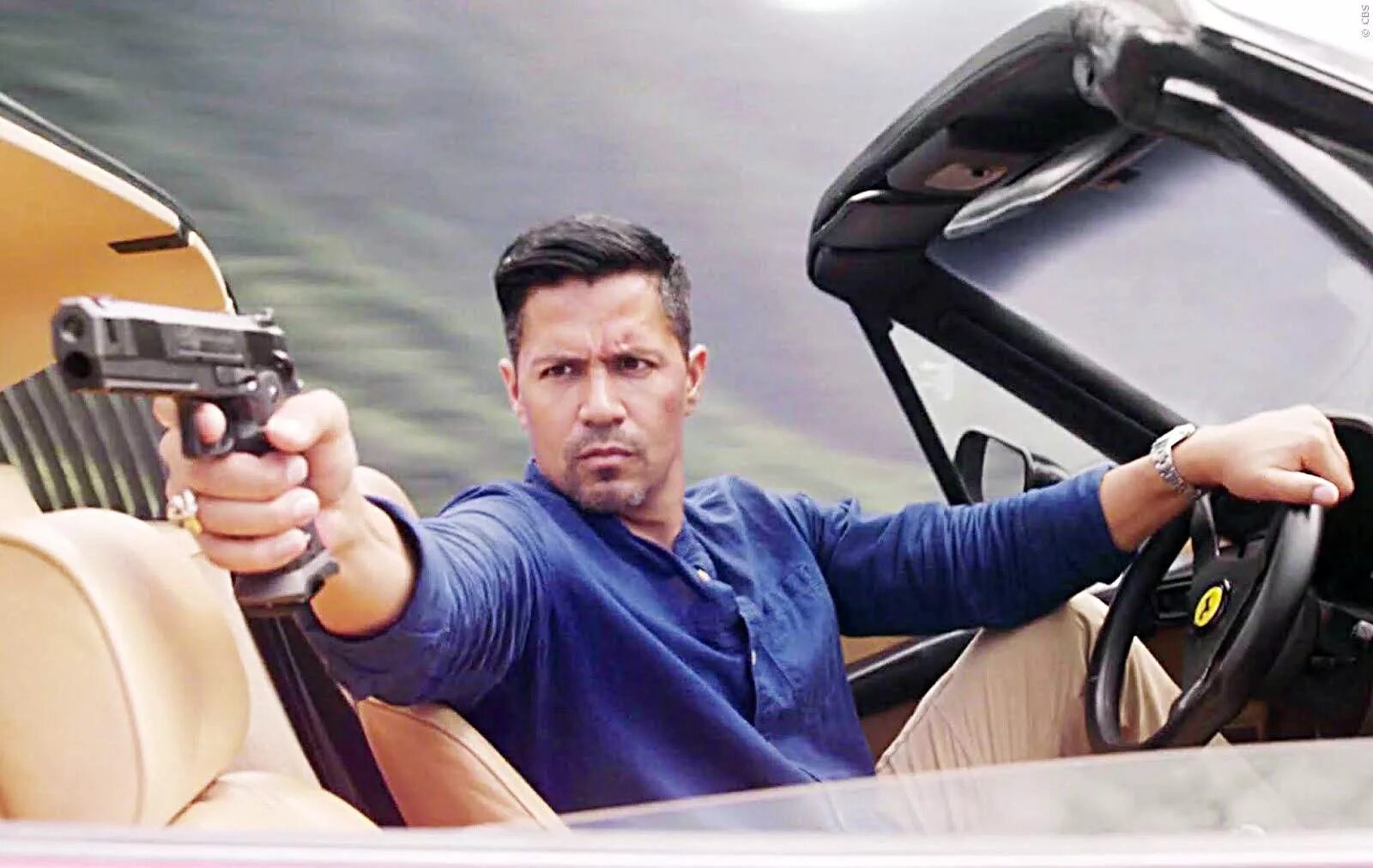 Сериал золотой тайвань 2018 год. Пи 2018. Честный детектив магнум. Офицер магнум. Magnum pi 2018.