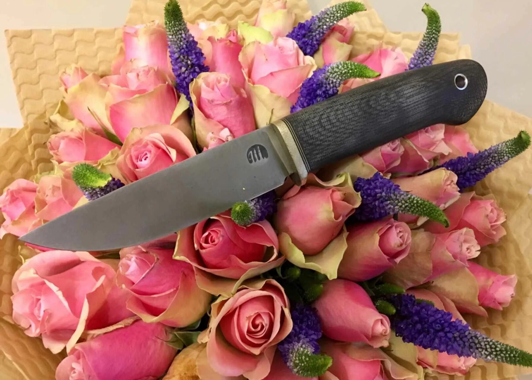 Нож с цветами. Нож с цветочками. Нож розочка. Цветок и нож. Нож с цветочками.