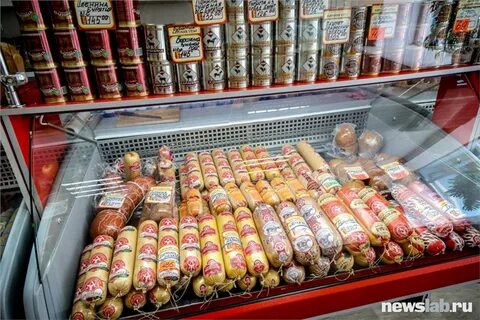 Ассортимент колбасы в магазине