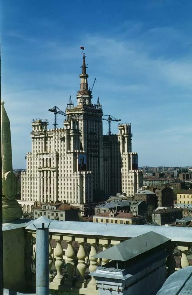 Сталинская высотка в москве на котельнической набережной. Здание мгу сталинская высотка. Вид сталинской высотки. Вид сталинской высотки. Вид сталинской высотки.