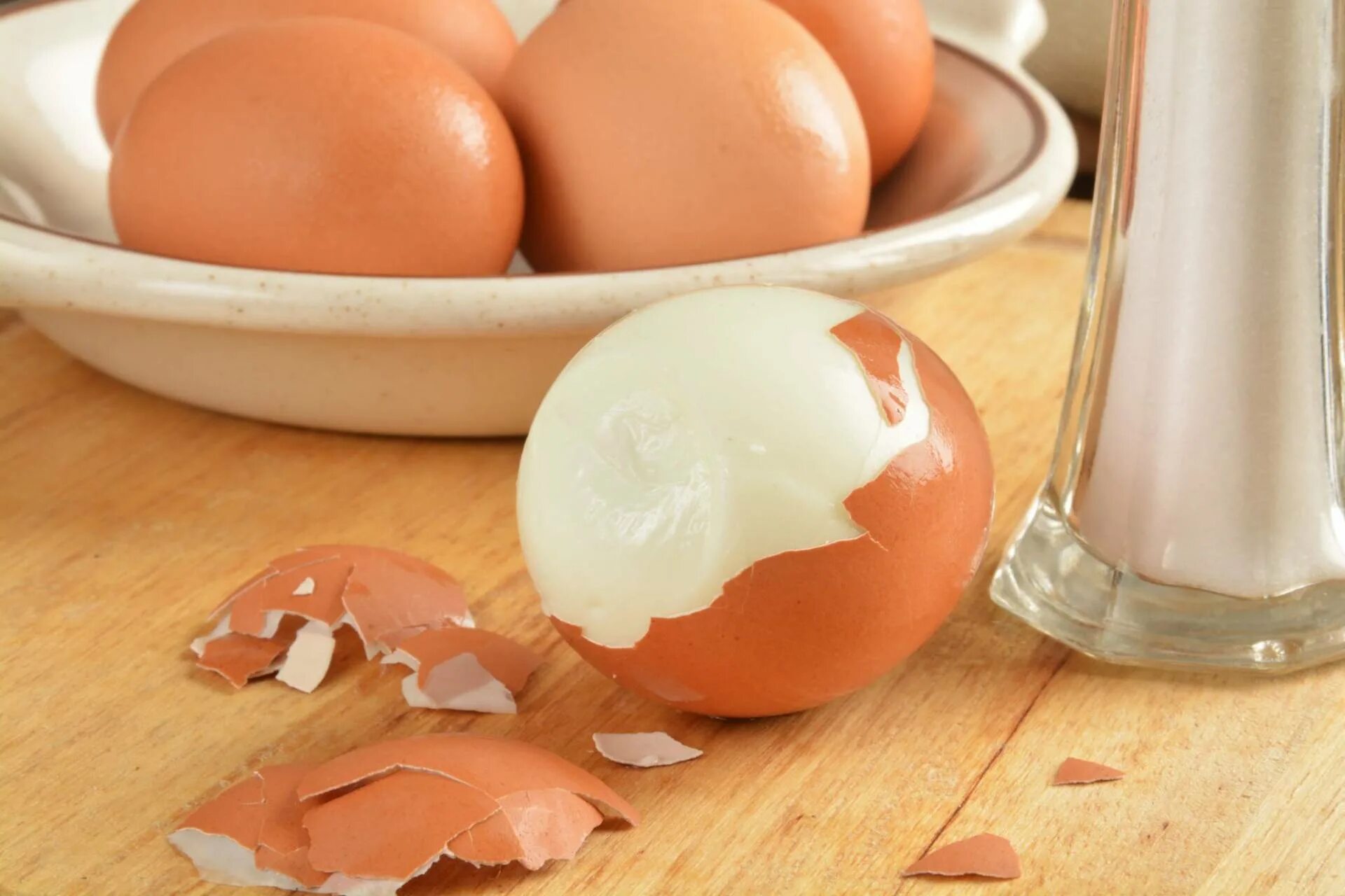 Вареные яйца. Яйцо с солью. Яйцо отварное. Вареное яйцо с солью. Разрушить яйца
