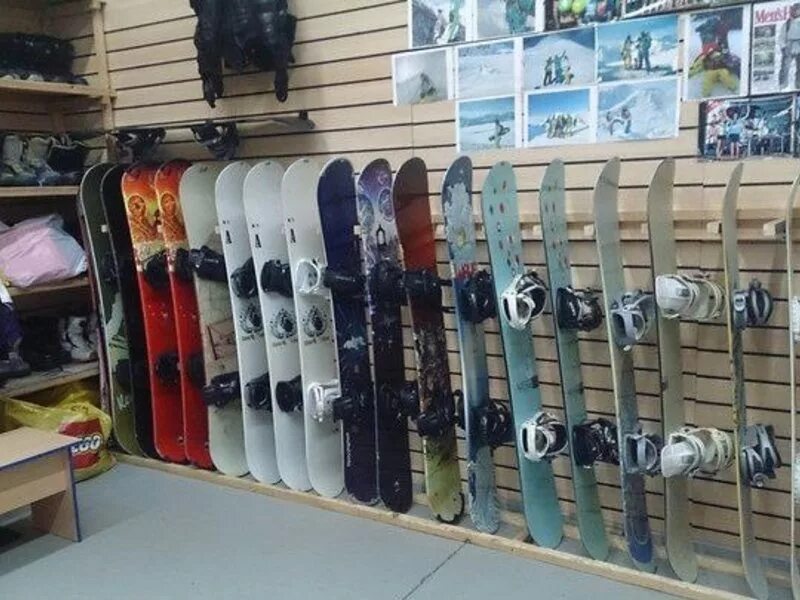 прокат горных лыж оренбург. прокат горных лыж оренбург. горнолыжный прокат интерьер. прокат горнолыжного снаряжения. прокат горнолыжного инвентаря.
