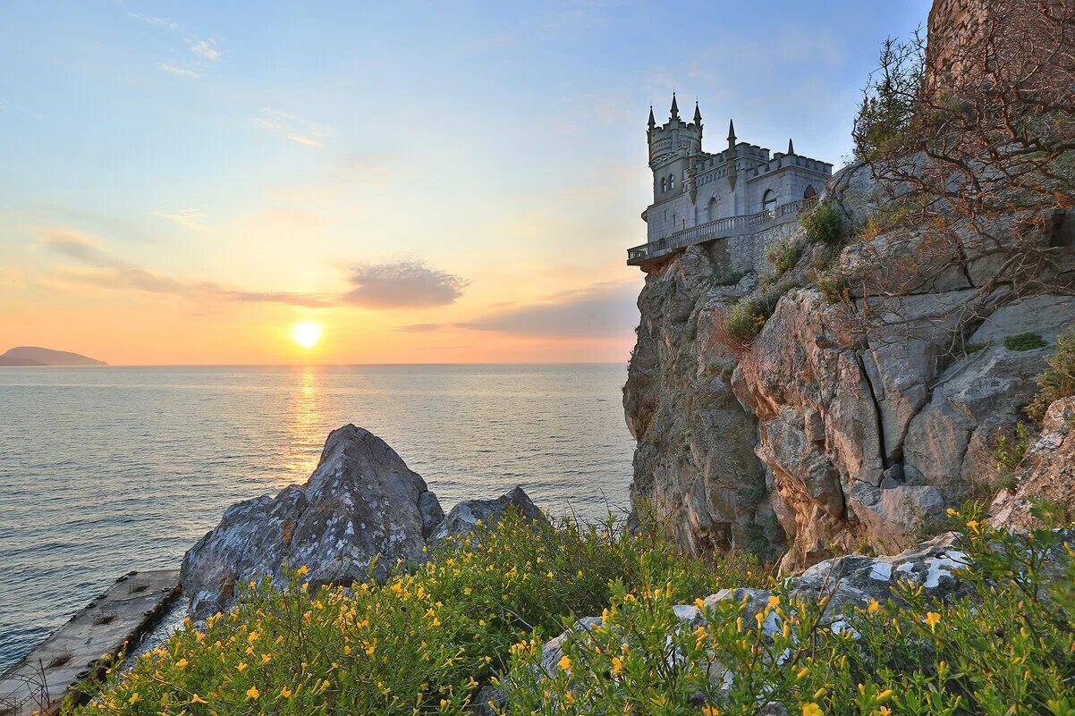 Крымский фото. Ялта замок Ласточкино гнездо. Крымский полуостров Ласточкино гнездо. Ласточкино гнездо в Крыму с моря. Ялта пейзажи Ласточкино гнездо.