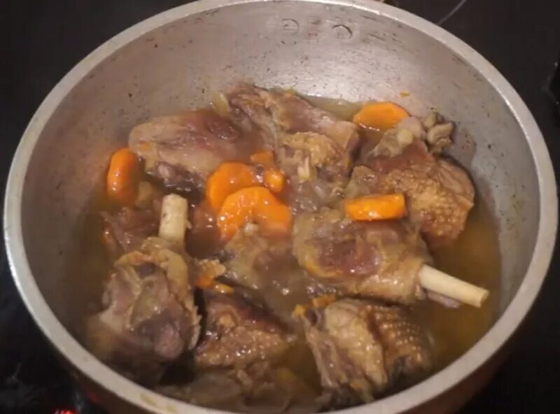тушеная картошка с гусем в казане. как потушить гуся в казане вкусно кусочками. гусь тушеный. гусь тушеный кусочками. гусь тушеный этикетка.