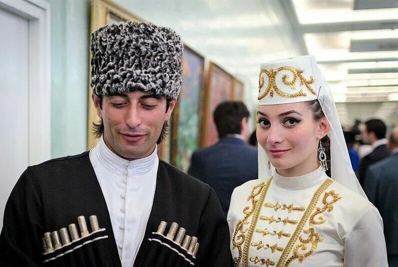 Самые красивые девушки ингушетии фото. Свадебные невесты ингушетии торшхоева. Ингуш ингушка. Ингуш ингушка. Шапсуги национальный костюм.