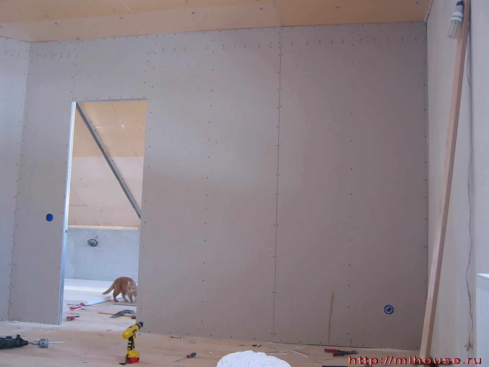 Что будет с гипсокартоном в неотапливаемом помещении зимой. Проводка в гипсокартоне без каркаса. Отделка гипсокартона в неотапливаемых помещениях. Строитель шумоизоляционный. Можно ли гипсокартон в неотапливаемом помещении.