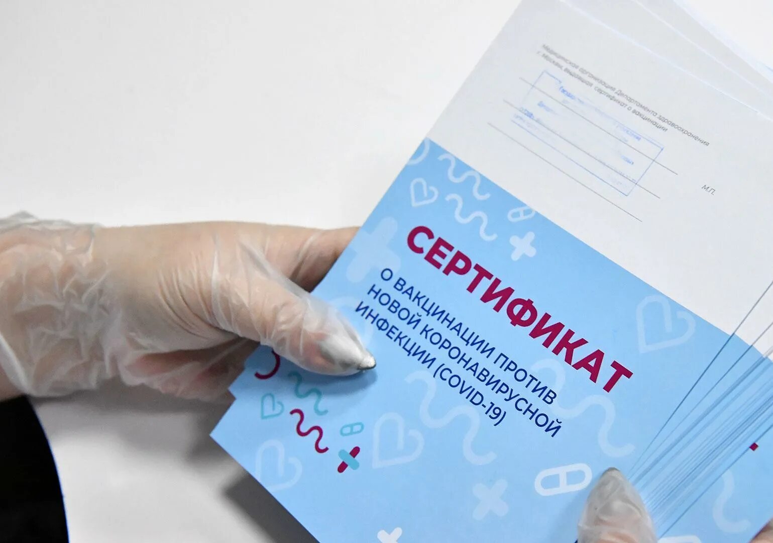 Как получить сертификат в бумажном виде. Сертификат о вакцинации. сертификат прививки от коронавируса. поддельный сертификат. как выглядит сертификат о вакцинации.
