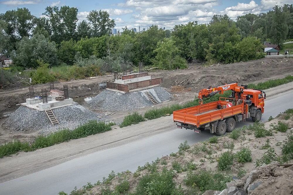 Капитальный ремонт октябрьский. Новосибирск мост. Дамба Чернавского моста. Дамба Новосибирск. Мост через Амурскую плотину фото.